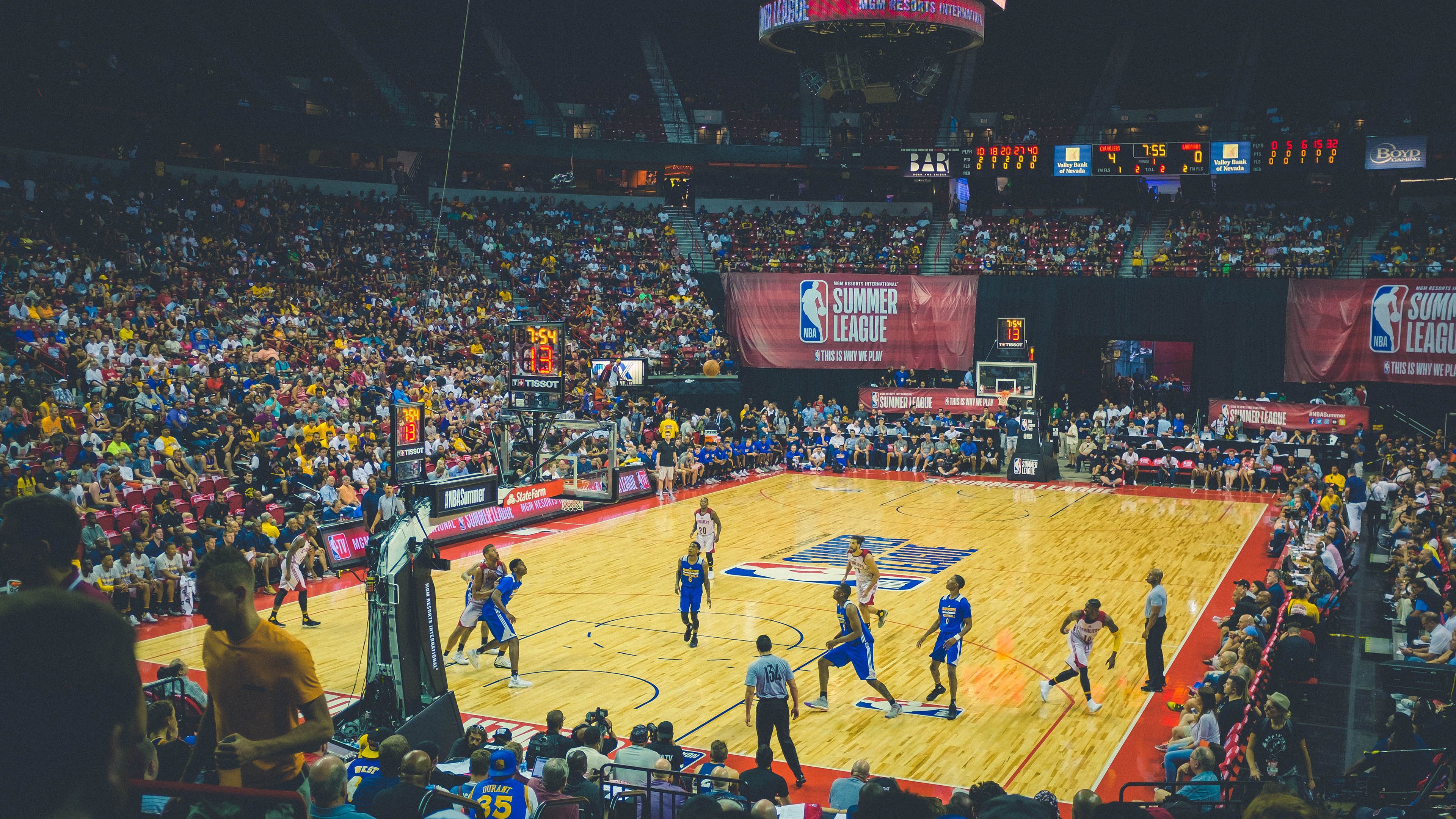 爱游戏 ayx 中国官方网站-两队或现搬迁传闻再起：足球迷心潮澎湃，未来走向成谜